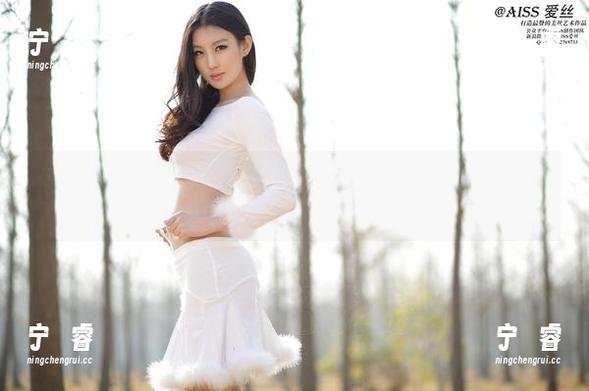 AISS爱丝(钻石版) - 啊，何冉这水晶亮丝写真全集，是要我陷入迷雾，还是瞥见春天？