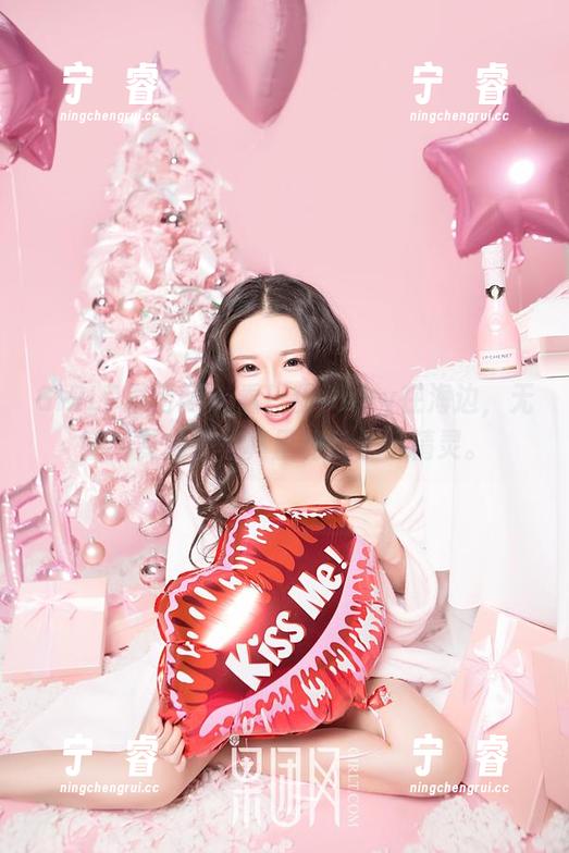 GIRLT果团网 - 看！甜Abby在海边，无意间变成了写真里的背景小精灵。