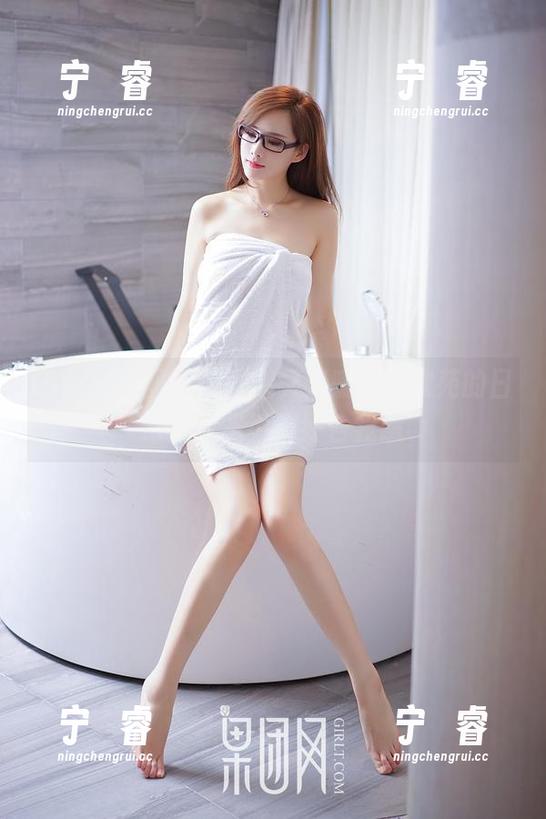 GIRLT果团网 - 慵懒又温暖，黄歆苑的日常私房写真刚好合我意