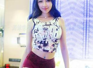 TuiGirl推女郎 – 游泳也不忘拍照，王馨瑶就是定制泳装界的“水中奇迹”！