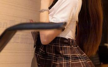 Xiuren秀人网 – 优琪琪子yuki发来一组旗袍原图更新，回归古典风情又不失性感