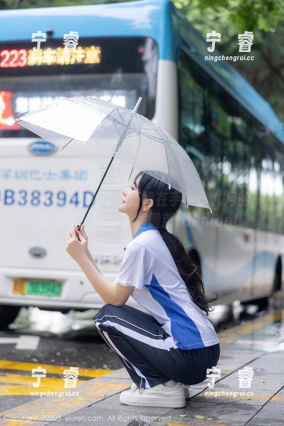 Xiuren秀人网-小九月 Xiuren秀人网 - 红裙在手:小九月的高清图包,随时了解最新fashion!