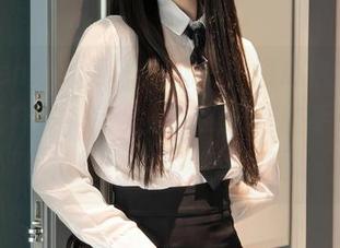 Xiuren秀人网 – 我就说，温心怡的体操服图花样多，完全是给我们这些手残党当示范的，人家要认真啊。