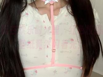 rua阮阮在欢乐时光里，红色校服的高清壁纸竟然闪着光！