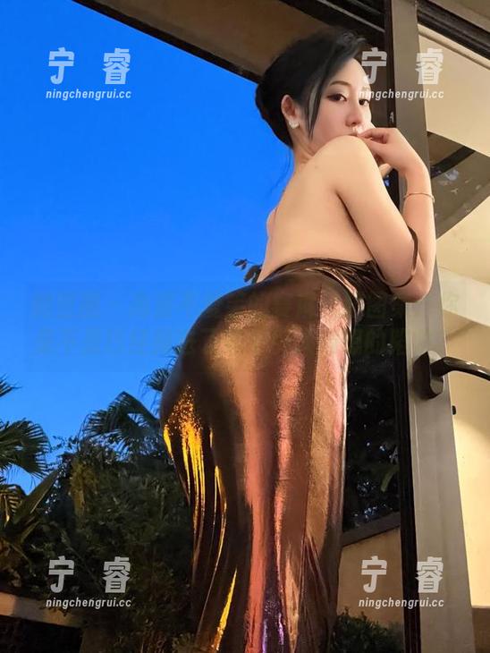 微密圈 - 高清不爱笑的赛琳美脚图集：你是不是已经掉进了这个引人遐想的陷阱？
