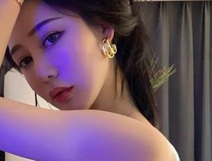微密圈 – 最新图册来了，不爱笑的赛琳的5.17嘉宾，怎么看都觉得眼熟。