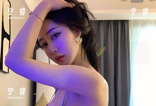 微密圈 - 最新图册来了，不爱笑的赛琳的5.17嘉宾，怎么看都觉得眼熟。