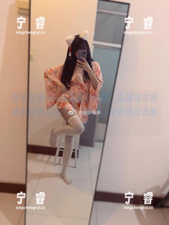 看佳佳酱ovo的无圣光套图，女孩竟然把我搞得有点困惑了...好吧，也许这就是魅力？