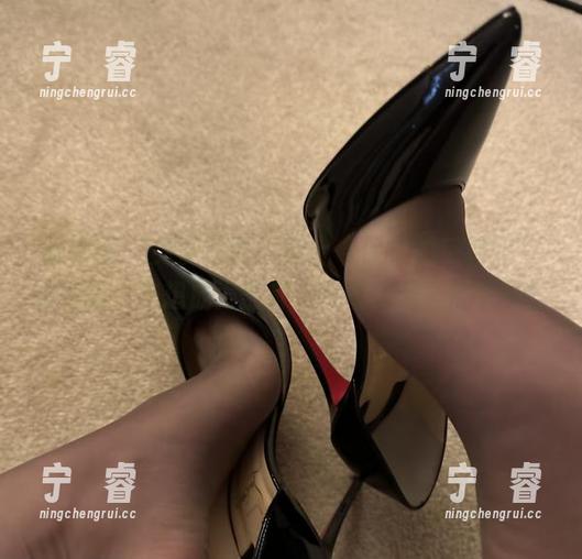 微密圈 - 免费写真！穿上“保守的二舅妈”的高跟，妄想成为那种“气场全开”的女子！