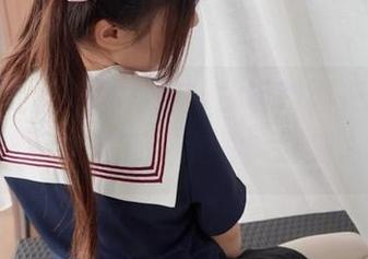 白丝少女的楼梯肖像，兔玩映画在线美图，专属你的“跑题”时刻。