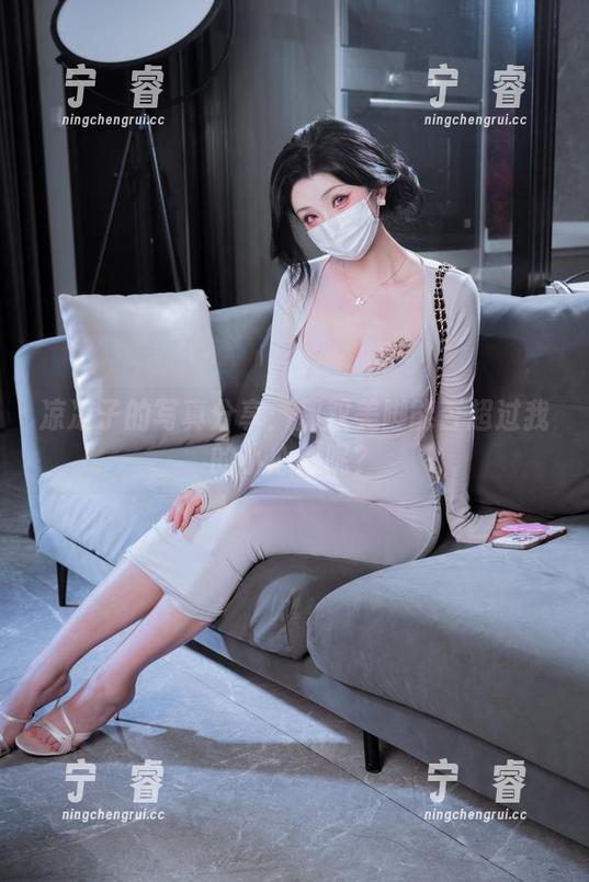 凉凉子的写真分享：那双美脚能否超过我的小心心呢？