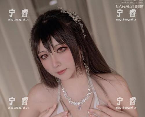 咔喵在皮衣里cos集齐青春：就是那种“我穿的最好看的皮衣，连窗帘都嫉妒”的感觉。