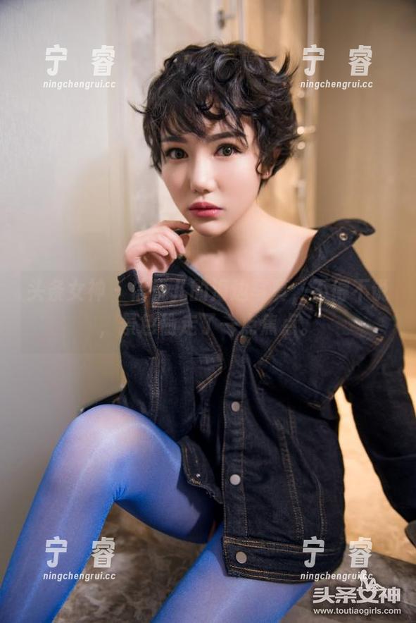 头条女神-信悦儿 头条女神 - 信悦儿的海边写真,不得不说,景色偷走了一点焦点。