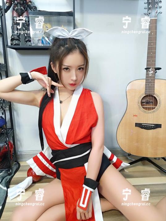 这办公室太有意思了，小女巫露娜的最新图集让我目不转睛