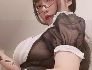 驾驭私房礼服的高手，小泉学姐吖果然让人心甘情愿为她“想”上一整天。