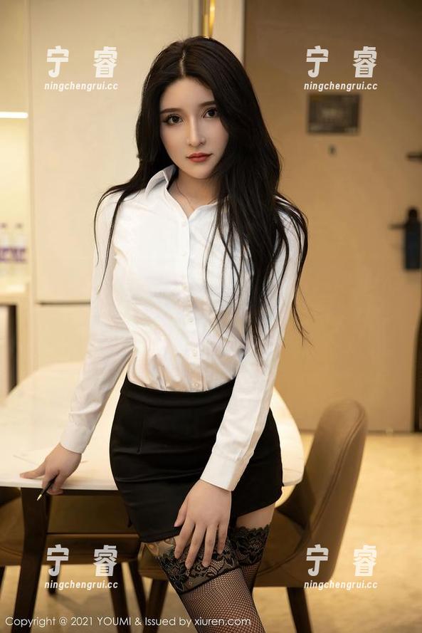 尤蜜荟 - 娜露Selena的裸足写真放到网盘里，这算不算是‘脚’色大片呢？打开就有惊喜！