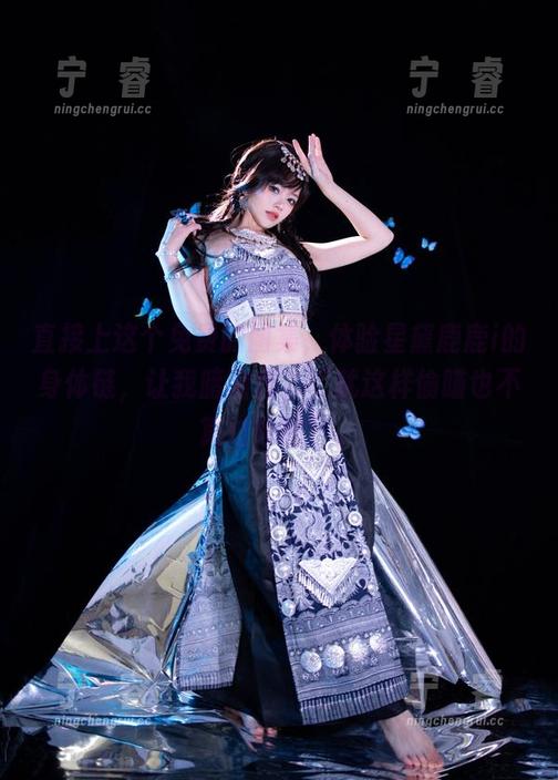 直接上这个免费的图集，体验星黛鹿鹿i的身体链，让我暗暗想，“就这样偷瞄也不算过分吧”。