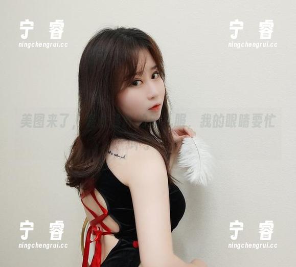 是依酱吖 美图来了,是依酱吖的新礼服,我的眼睛要忙坏了~