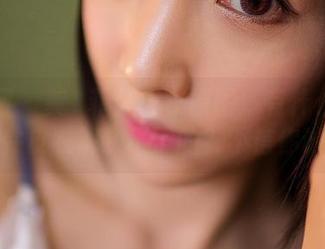 果团网 – 龚玥菲穿皮衣原图：有什么事情是这件皮衣解决不了的？不信你试试！