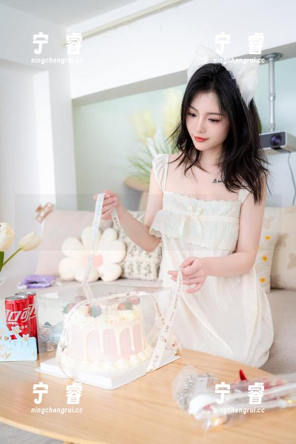 听说桃良阿宅的照片能让人嘴角微扬，作品《花束与影》也是暗藏玄机。
