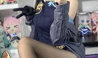白栎Shirly的棉袜套图，随便翻翻就能发现不一样的资源感