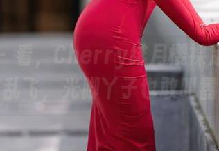 秀人网 – 看，Cherry绯月樱裸足在图包里乱飞，光脚丫子也敢叫嚣！