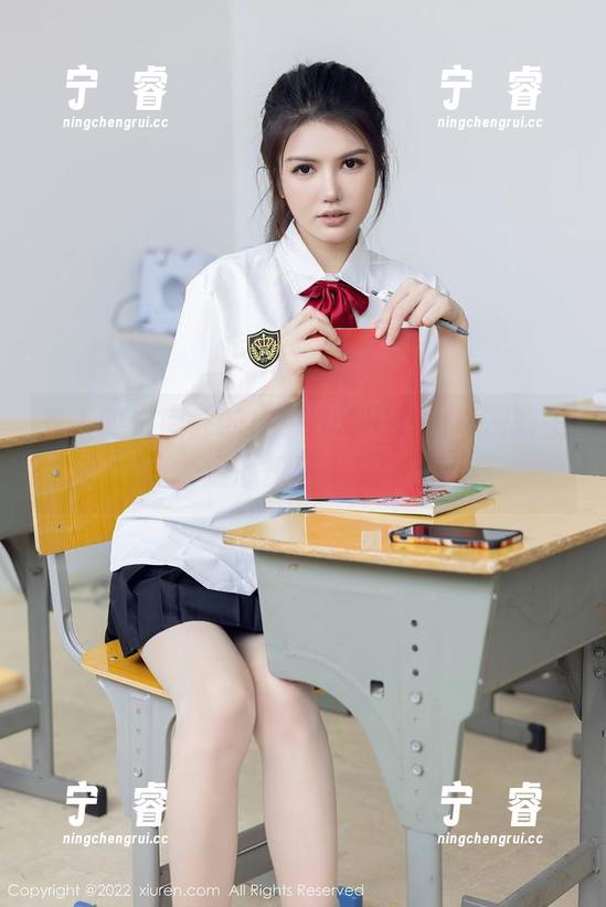 秀人网 - 南乔的白色私房，绣着冷冽的美感，走心却又不失俏皮。