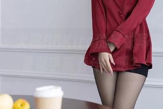 秀人网 – 大橘BBKira的皮衣写真，图包里似乎藏着什么吧？