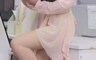 秀人网 – 娜露selena泳池比基尼系列：是泳装的选择，还是挑战浮力的极限？你怎么看？