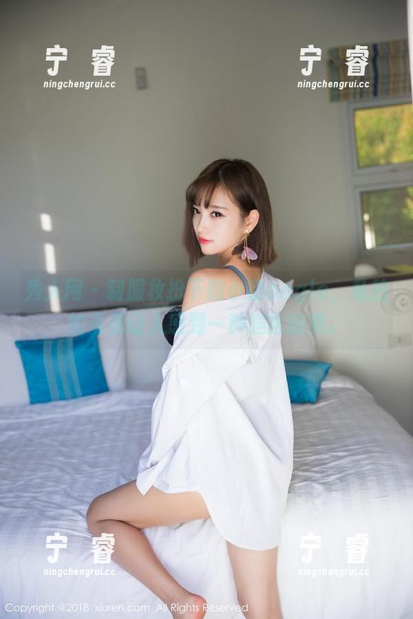 秀人网-小甜angle 秀人网 - 制服妆扮下的小甜angle,私拍的资源让人感到一种尴尬的美。