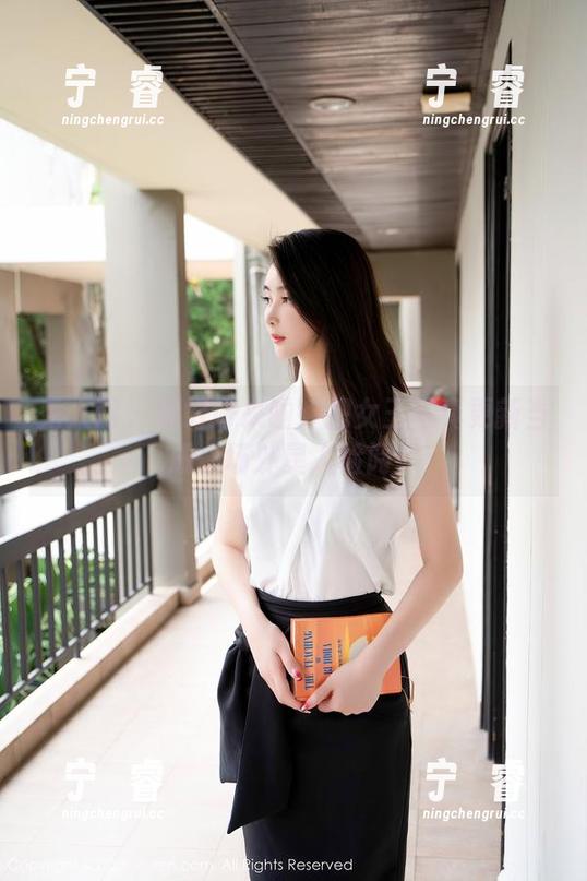 秀人网 - 林好好来啦：把女王写真更新当成一场外星人检阅！