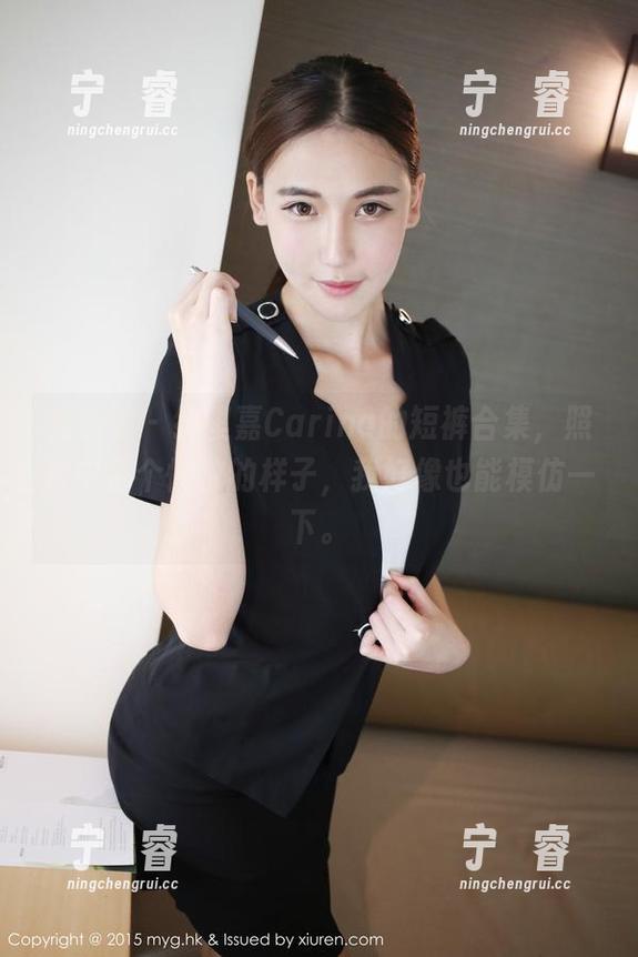 美媛馆 - 绮里嘉Carina的短裤合集，照片中那个懒散的样子，我好像也能模仿一下。