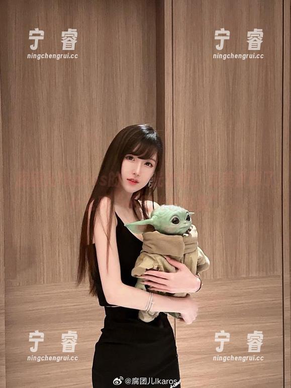 腐团儿Ikaros的无圣光套装，完美诠释了什么叫“不用光也能美”