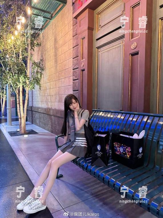 腐团儿Ikaros出的丝袜写真集，分享一下搭配时我的小“安慰”战术