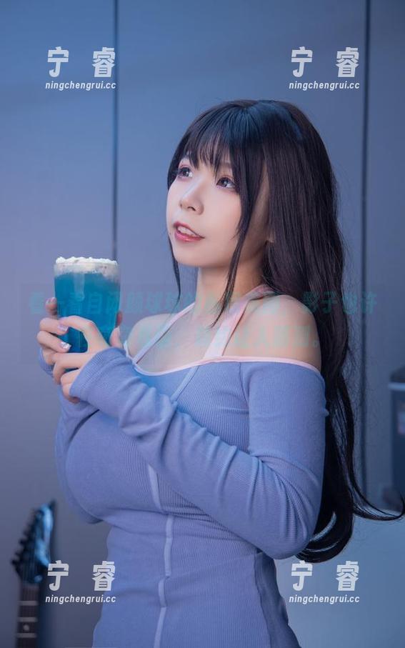 看一看自闭颜球球的私房美图，影子也许在窃窃私语，隐约让人猜测。