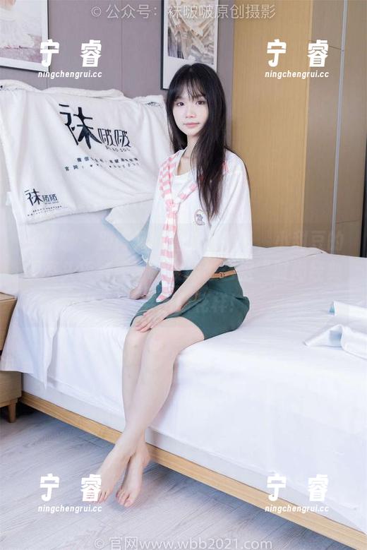 袜啵啵 - 别再只盯着时装秀了，小甜豆的贝壳头板鞋美图，教你怎么把“时尚经典”穿出新花样！