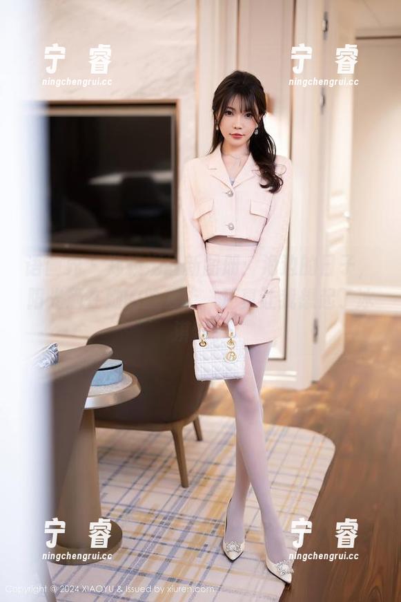 语画界-郑颖姗 语画界 - 郑颖姗最新图册:海边的日子,阳光洒在她的脸颊上,还真让我想起了冰淇淋。