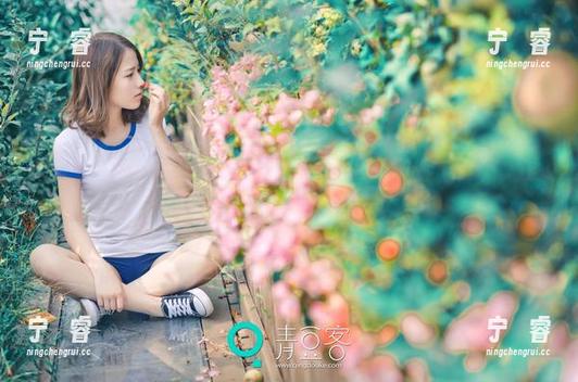 青豆客 - 施忆佳Kitty酱与白丝：图集里是不是藏着什么好玩的东西？