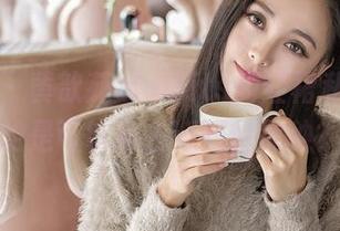 青豆客 – 黄歆苑chobits的红裙私拍，真的是可以穿去派对的那种？