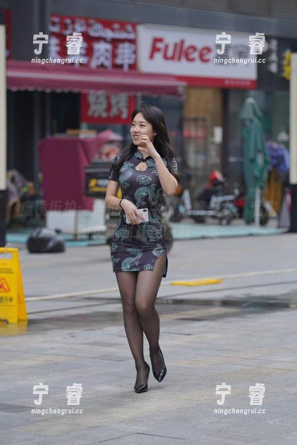 魔镜街拍：这位蓝色牛仔热裤美女，私房图包绝对让你眼前一亮