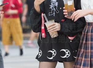 魔镜街拍让你眼前一亮的精选套图：肉丝与黑丝在天台的绝妙交汇