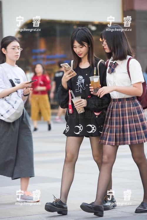 魔镜街拍 魔镜街拍让你眼前一亮的精选套图:肉丝与黑丝在天台的绝妙交汇