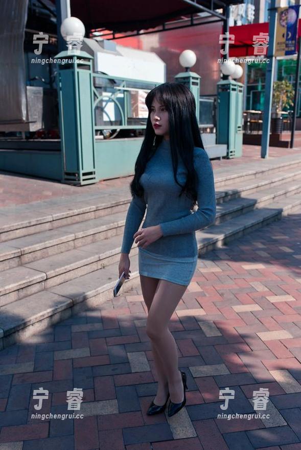 魔镜街拍 魔镜街拍,若隐若现的咖啡色丝袜,一位高跟美女在商场翩翩起舞,原图下载ACFUN一下!