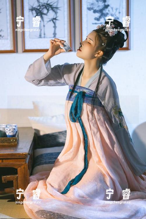 鹿八岁baby的新晋黑色西里里图集，让我重新审视了黑的意义。
